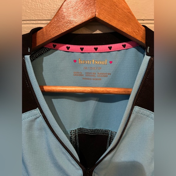 🩺 **LIKE NEW** HeartSoul Women's Zipper V-Neck Blue Scrub Top Size XS - Picture 3 of 13